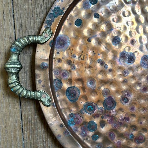 Vintage copper round serving trey with brass handles hammered design, rustic - Picture 6 of 16
